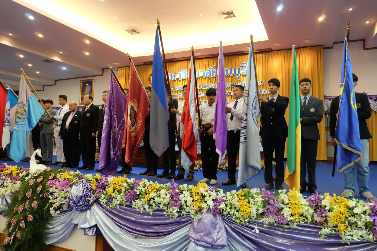 รับเกียรติบัตรการแข่งขันทักษะวิชาชีพครั้งที่ 32