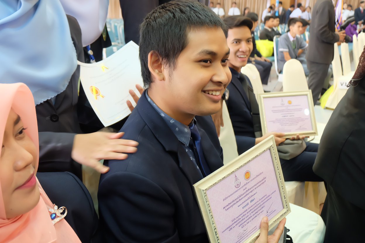 รับเกียรติบัตรการแข่งขันทักษะวิชาชีพครั้งที่ 32
