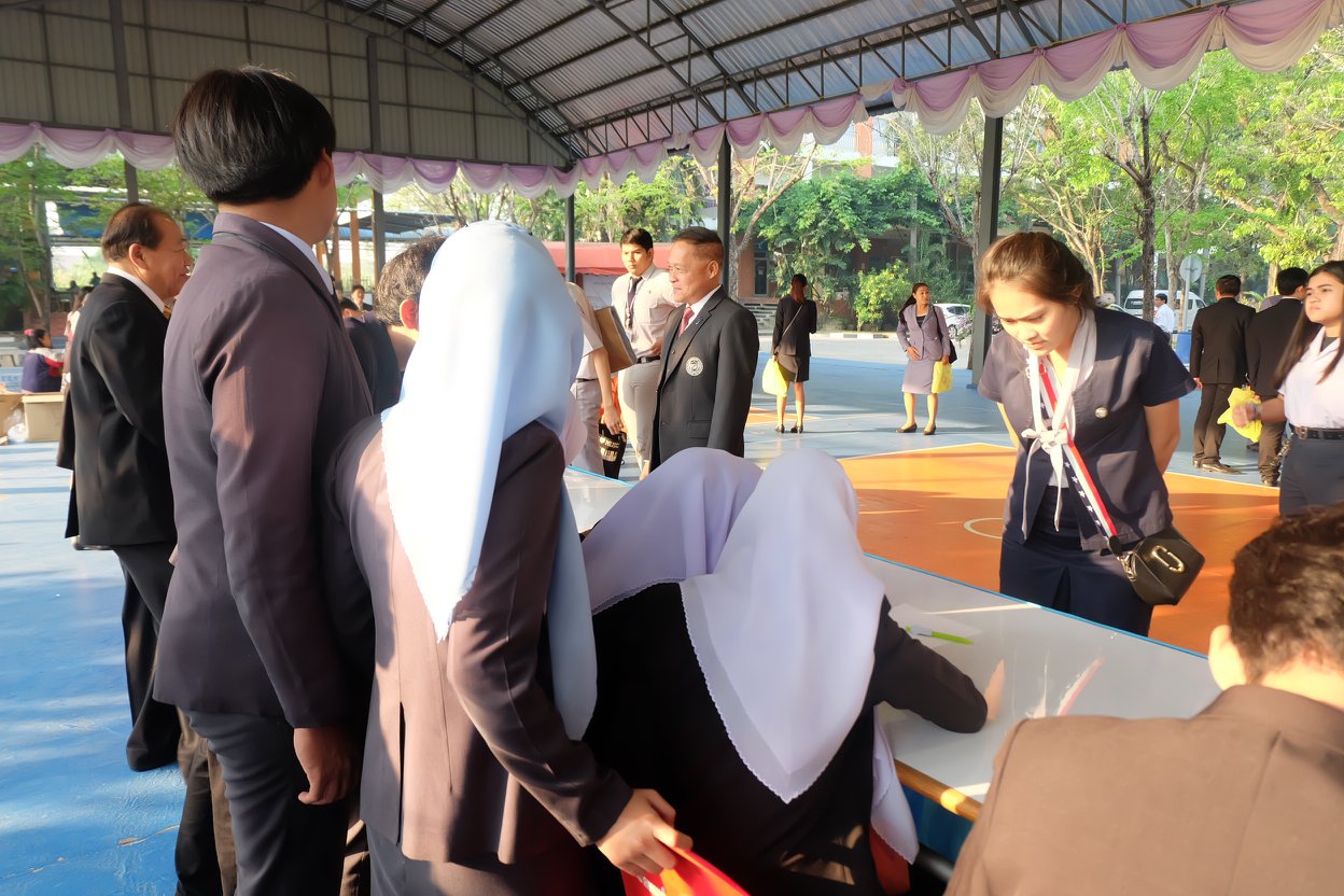รับเกียรติบัตรการแข่งขันทักษะวิชาชีพครั้งที่ 32