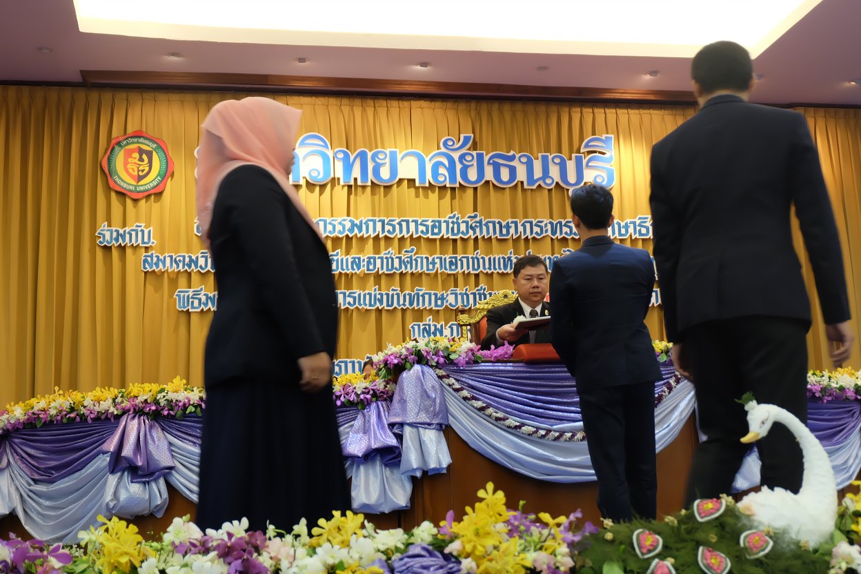 รับเกียรติบัตรการแข่งขันทักษะวิชาชีพครั้งที่ 32