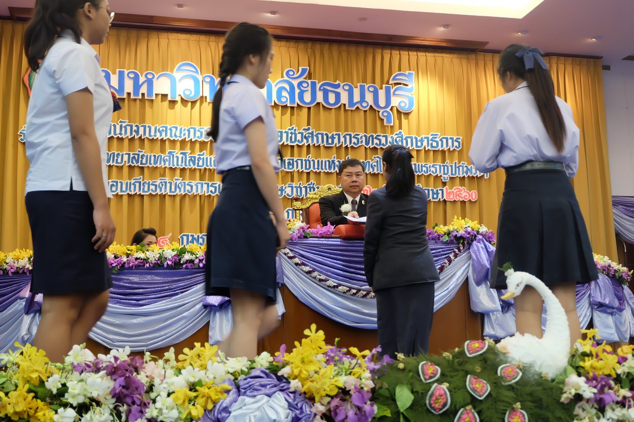 รับเกียรติบัตรการแข่งขันทักษะวิชาชีพครั้งที่ 32
